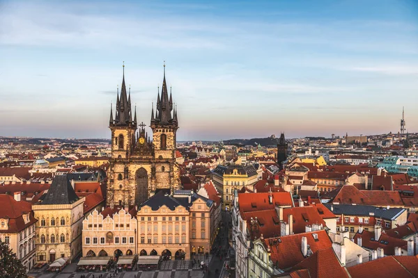 Vista panorámica de Praga con tejados rojos y arquitectura histórica — Foto de Stock