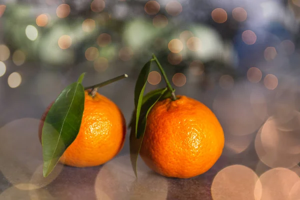 Frische Clementinen Oder Mandarinen Mit Weihnachtsbeleuchtung Hintergrund Weihnachtskonzept — Stockfoto
