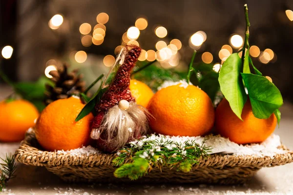 Clémentines Fraîches Tangerines Gnomes Avec Lumières Noël Arrière Plan Concept — Photo