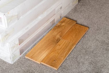 Zemini halı değişen masif meşe ağaç ev yenileme için hazırlık 