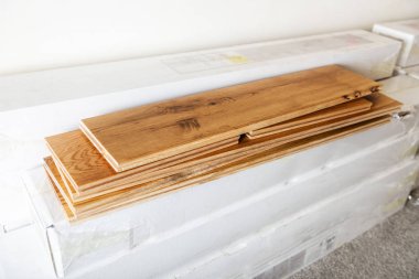 Zemini halı değişen masif meşe ağaç ev yenileme için hazırlık 