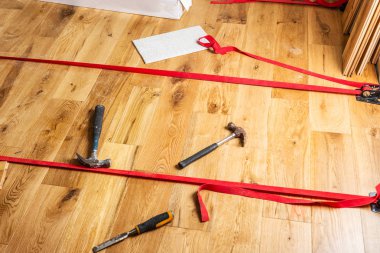 Ev yenileme süreci zemini halı masif meşe ağaç için değişen. Farklı araç ve gereçleri yeni katta 