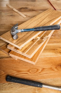 Ev yenileme süreci zemini halı masif meşe ağaç için değişen. Farklı araç ve gereçleri yeni katta 