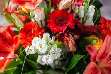 Canlı turuncu Asya lilyum, alstroemeria, germinis, gibi farklı çiçek buket sarı gül ve krizantem