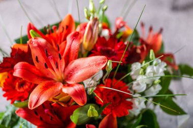 Canlı turuncu Asya lilyum, alstroemeria, germinis, gibi farklı çiçek buket sarı gül ve krizantem