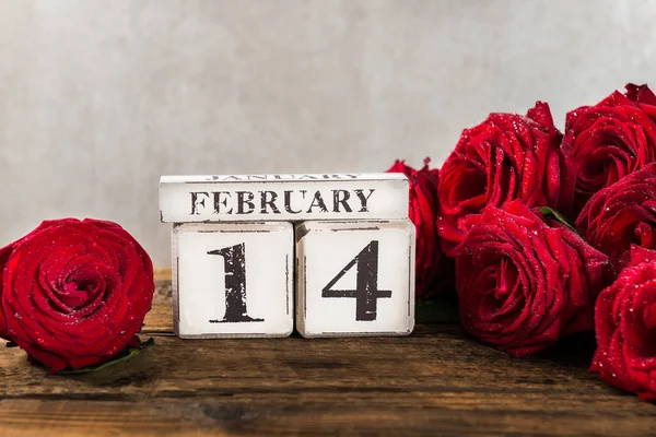 Rosenstrauß Zum Valentinstag Mit Holzblock Kalender Und Februar Datum Rustikaler — Stockfoto