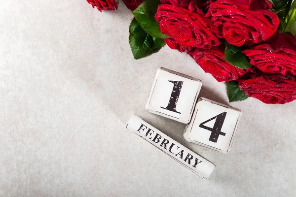 Rosenstrauß Zum Valentinstag Mit Holzblock Kalender Und Februar Datum Auf — Stockfoto