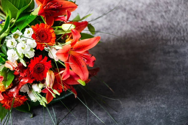 Lebendiger Strauß Verschiedener Blumen Wie Orangefarbene Asiatische Lilien Alstroemerien Keimlinge — Stockfoto