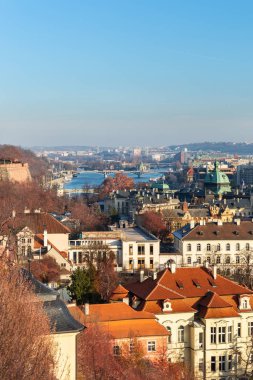 Prag panorama kırmızı çatılar ve tarihi mimarisi ile görüntüleyin