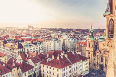 Prag panorama kırmızı çatılar ve tarihi mimarisi ile görüntüleyin