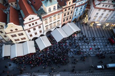 Prag panorama kırmızı çatılar ve staromestska radnice, eski Belediye Binası, Çek Cumhuriyeti tarihi mimari ile görüntüleyin