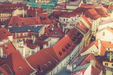 Prag panorama kırmızı çatılar ve staromestska radnice, eski Belediye Binası, Çek Cumhuriyeti tarihi mimari ile görüntüleyin
