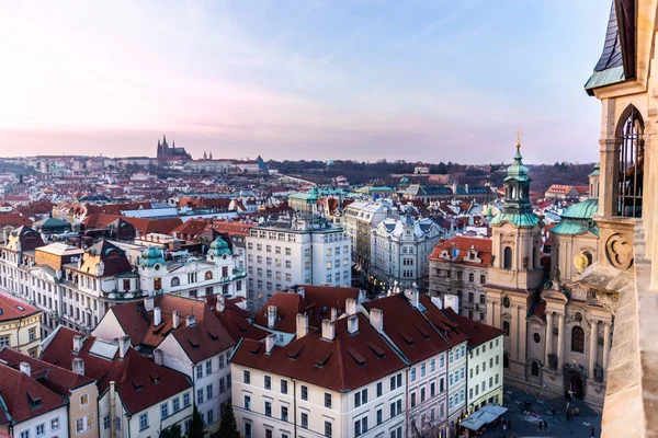 Vista panorámica de Praga con tejados rojos y arquitectura histórica — Foto de Stock