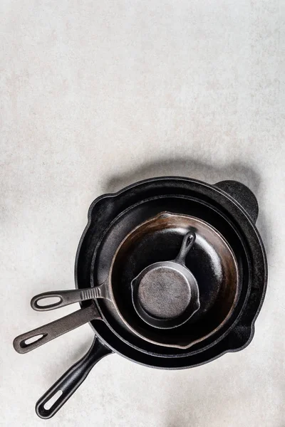 Несколько Чугунных Сковородки Сковороды Здорового Приготовления Пищи Сером Фоне — стоковое фото