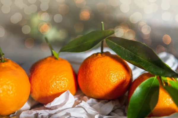 Frische Clementinen Oder Mandarinen Mit Weihnachtsbeleuchtung Hintergrund Weihnachtskonzept — Stockfoto