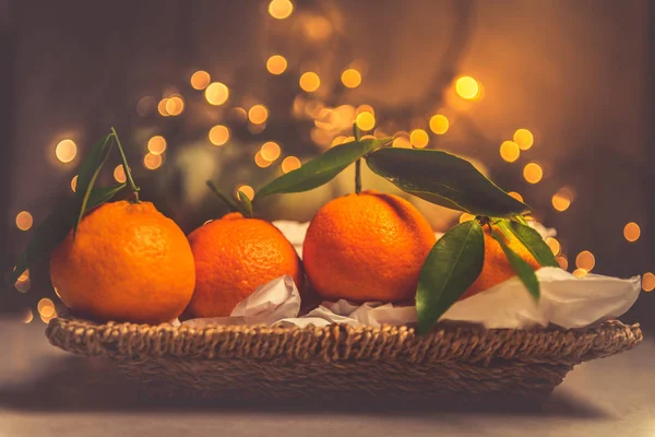 Clémentines Fraîches Tangerines Dans Panier Avec Lumières Noël Branches Arbres — Photo