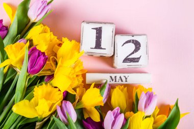 ABD anneler günü, 12 Mayıs, yıl için tarihi 2019, lale ve nergis çiçekleri yakın ahşap bloklar