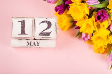 ABD anneler günü, 12 Mayıs, yıl için tarihi 2019, lale ve nergis çiçekleri yakın ahşap bloklar