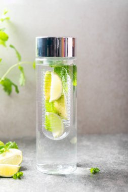 İnfüzyon su kireç ve nane özel şişe ile. Sağlıklı beslenme diyet kavramı