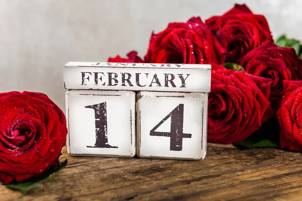 Holzblock Kalender Mit Datum Februar Valentinstag Und Schönen Roten Rosen — Stockfoto