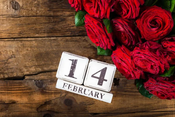 Holzblock Kalender Mit Datum Februar Valentinstag Und Schönen Roten Rosen — Stockfoto