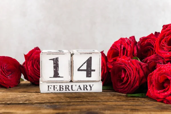 Holzblock Kalender Mit Datum Februar Valentinstag Und Schönen Roten Rosen — Stockfoto