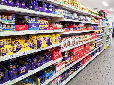 Manchester, İngiltere - 18 Şubat 2019: Seçimi farklı çikolata Paskalya bir mağaza raflarında Paskalya tatili önce yumurta.