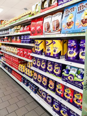 Manchester, İngiltere - 18 Şubat 2019: Seçimi farklı çikolata Paskalya bir mağaza raflarında Paskalya tatili önce yumurta.