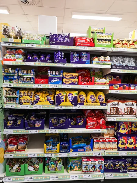 Манчестер Великобританія Лютого 2019 Виділення Різних Шоколадні Пасхальні Яйця Полицях — стокове фото