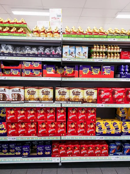 Манчестер Великобританія Лютого 2019 Виділення Різних Шоколадні Пасхальні Яйця Полицях — стокове фото