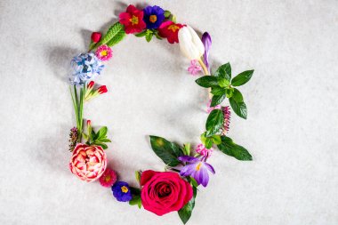 Paskalya en az kavramı. Bahar çiçekleri gri arka plan üzerinde yapılan yumurta şekli