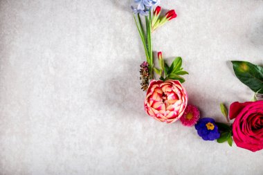 Paskalya en az kavramı. Bahar çiçekleri gri arka plan üzerinde yapılan yumurta şekli
