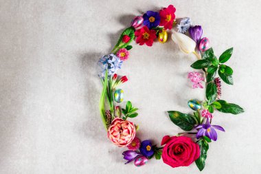 Paskalya en az kavramı. Bahar çiçekleri gri arka plan üzerinde yapılan yumurta şekli