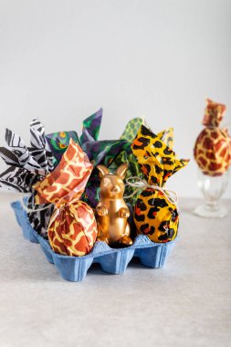 Hayvan baskı kağıt, moda kavramı Paskalya yumurtaları sarılmış