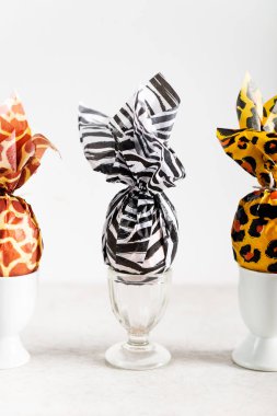 Hayvan baskı kağıt, moda kavramı Paskalya yumurtaları sarılmış