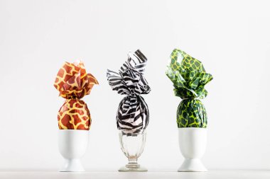 Hayvan baskı kağıt, moda kavramı Paskalya yumurtaları sarılmış