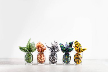 Hayvan baskı kağıt, moda kavramı Paskalya yumurtaları sarılmış