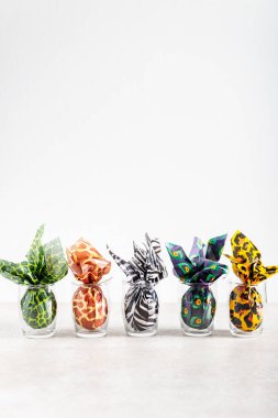 Hayvan baskı kağıt, moda kavramı Paskalya yumurtaları sarılmış