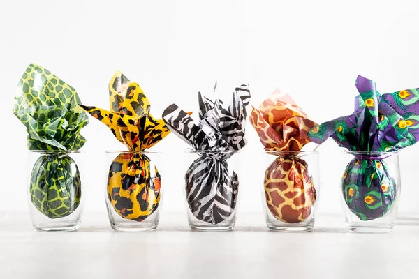 Hayvan baskı kağıt, moda kavramı Paskalya yumurtaları sarılmış