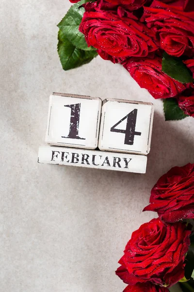 Holzblock Kalender Mit Datum Februar Valentinstag Und Schönen Roten Rosen — Stockfoto