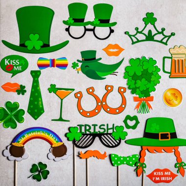 St Patricks Günü Partisi, üstten görünüm, gri arka plan için farklı fotoğraf booth'den aksesuarlar