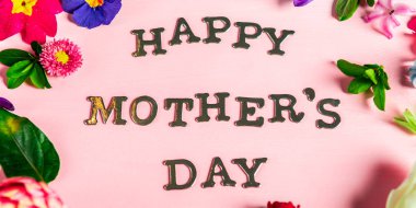 Mutlu anneler günü harfleri ile çevrelerindeki farklı bahar çiçekleri