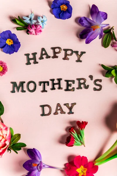 Boldog anyák napja különböző tavaszi virágok körül őket betűket — Stock Fotó