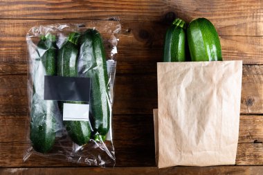 Kabak plastik torba Vs çanta kağıt. Daha az plastik kavramı seçmek