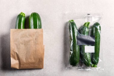 Kabak plastik torba Vs çanta kağıt. Daha az plastik kavramı seçmek