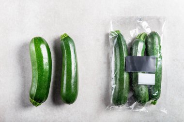 Kabak plastik torba Vs çanta kağıt. Daha az plastik kavramı seçmek
