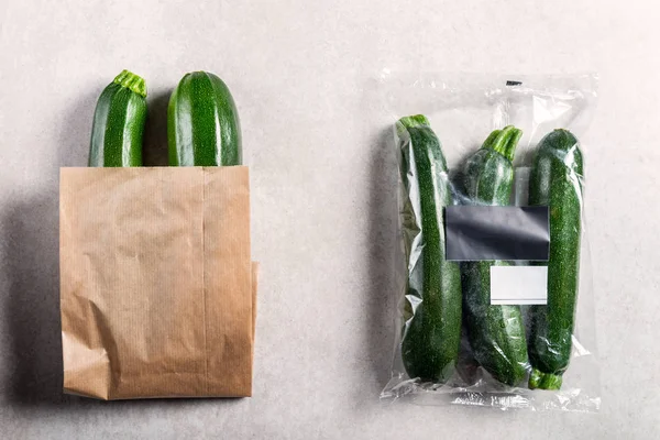 Kabak plastik torba Vs çanta kağıt. Daha az plastik kavramı seçmek