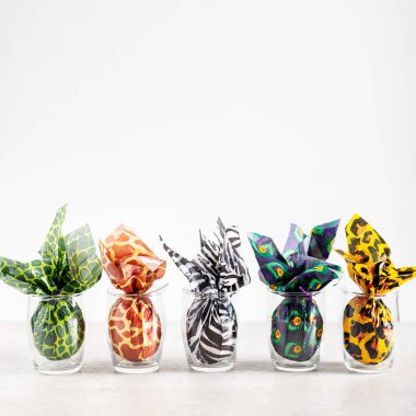 Paskalya yumurtaları hayvan baskı kağıt sarılmış