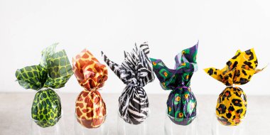 Paskalya yumurtaları hayvan baskı kağıt sarılmış