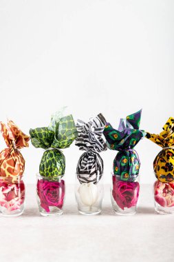 Paskalya yumurtaları hayvan baskı kağıt sarılmış